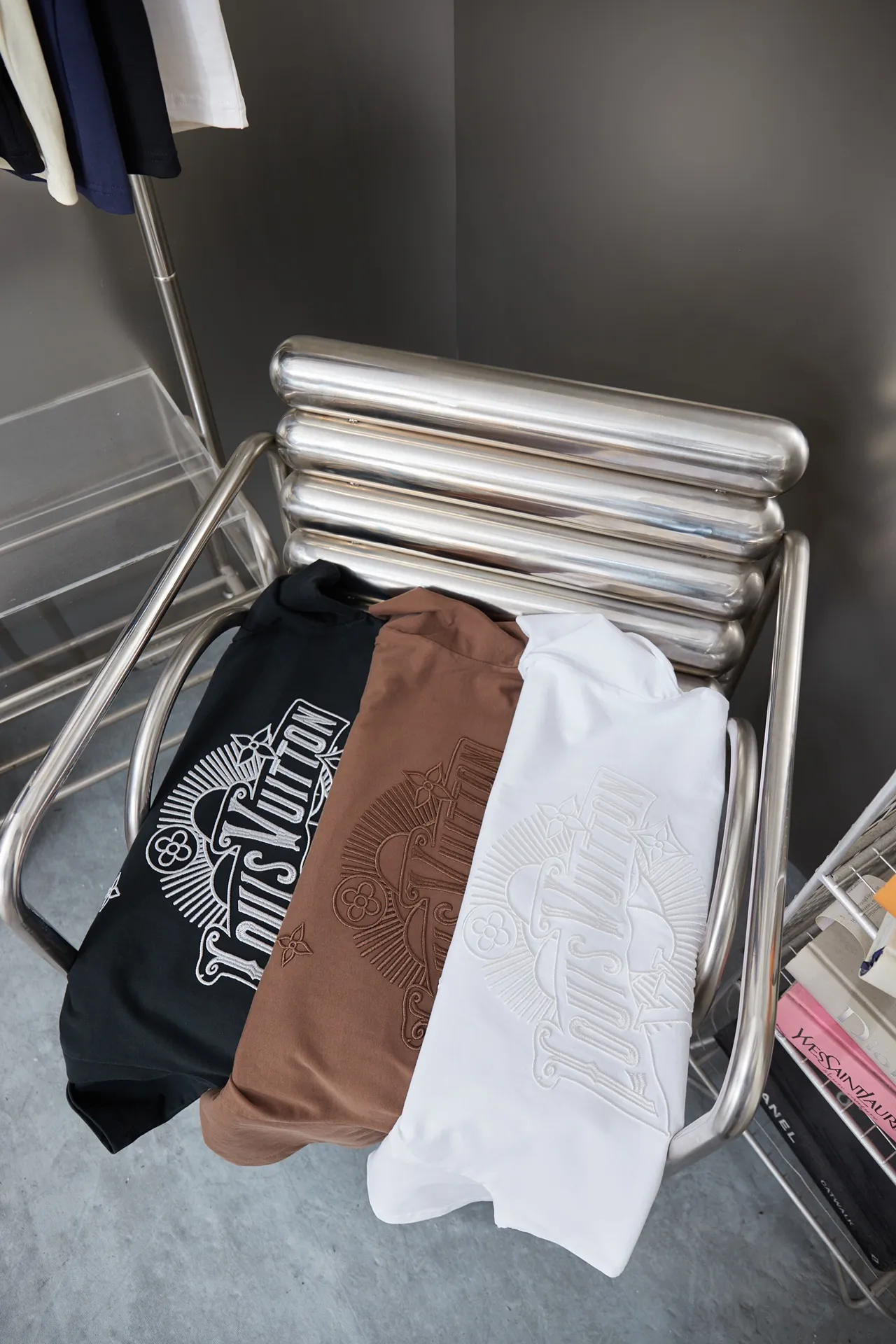 🅿️200 1V 25SS early spring new style short sleeves with embroidered letters, light luxury, a must-have item for daily commuting for men and women, correct version, welcome to compare, detailed features · 320g 100% pure cotton double yarn jersey fabric · Special thickened 32 pieces of double-strand 1X1 thread in the same vat custom dyeing · Imported Tajima machine embroidered LV letters · Double needle stitching and cross-stitching technology · Original main mark, washable tag, brand moisture-proof paper packaging Color: black/white/coffee Size: S/M/L/XL